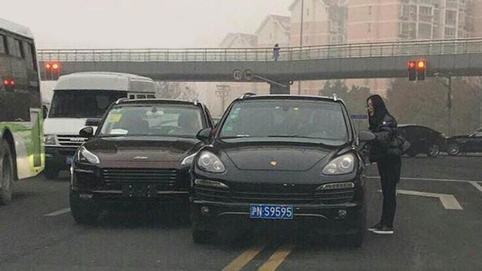 В Китае клон Porsche Macan врезался в настоящий "Порше"

