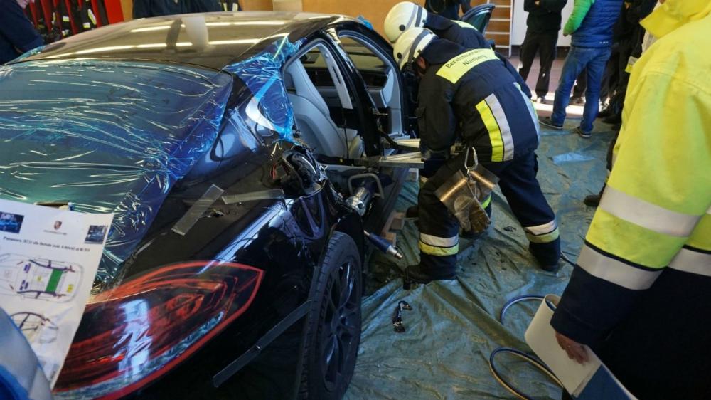 Пожарные нарочно порезали на кусочки Porsche Panamera
