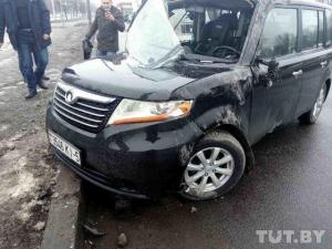 В Минске Great Wall после столкновения с Renault опрокинулся и влетел в столб
