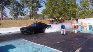 Видео: Challenger Hellcat сломался в гонке против Tesla