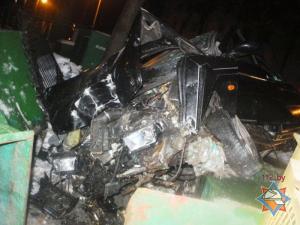 В Гомеле Alfa Romeo вылетел с дороги и проломил забор городского парка

