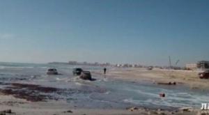 Три внедорожника катались в Каспийском море: водителям грозят штрафы
