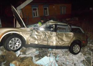 В Калинковичах Volkswagen врезался в столб, забор и опору ЛЭП: 18-летний водитель погиб
