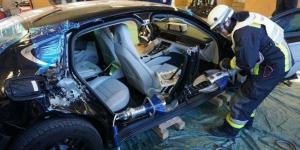 Пожарные нарочно порезали на кусочки Porsche Panamera