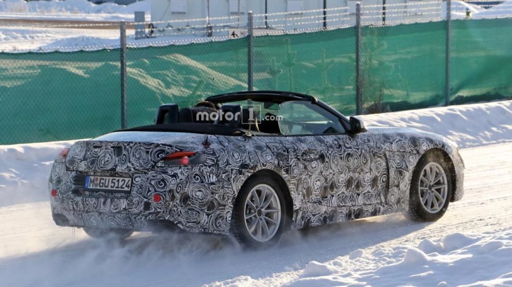 BMW вывела на зимние тесты родстер Z5