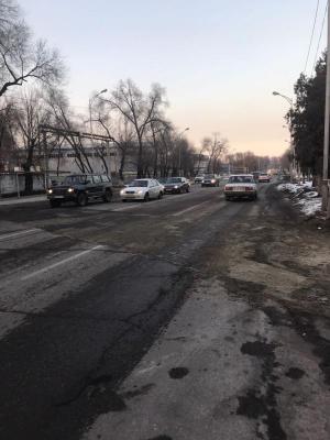 Из-за ямы на проспекте Суюнбая в Алматы водитель разбил автомобиль