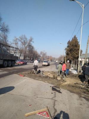 Из-за ямы на проспекте Суюнбая в Алматы водитель разбил автомобиль