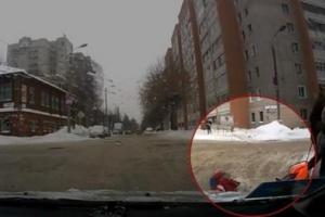 В Гродно грузовик сбил девочку, которую мама везла на санках через дорогу

