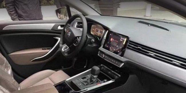 Интерьер седана Citroen C5 оказался отснят до премьеры