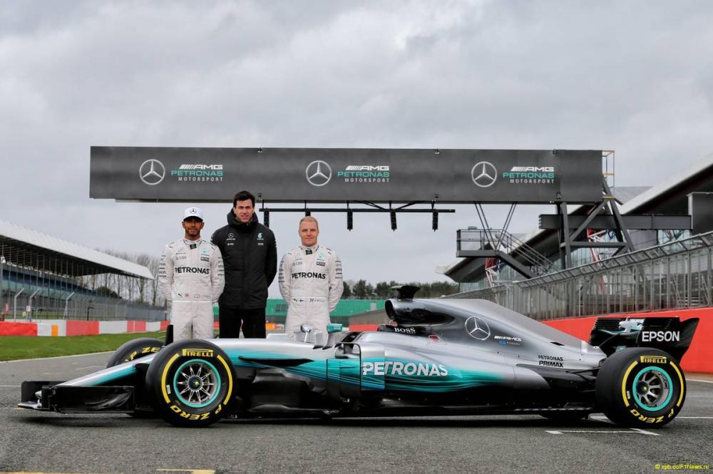Mercedes представили новую машину W08 EQ Power+