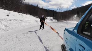 Видео: лыжник проехал по лесу вслед за дрифтящей BMW