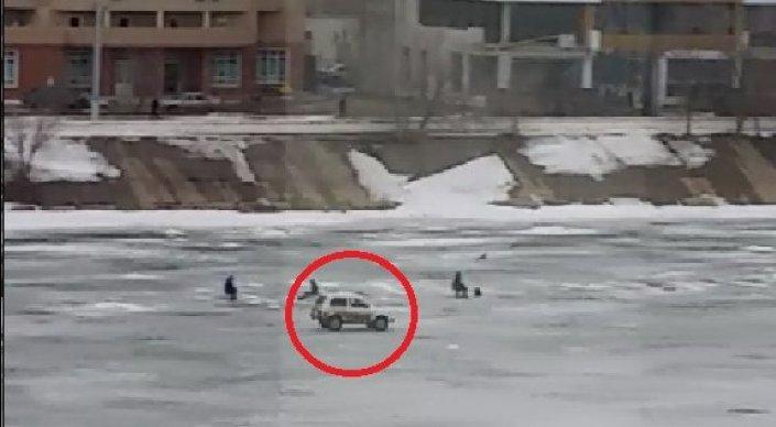Гоняющий по ледяной реке в центре Атырау водитель возмутил горожан