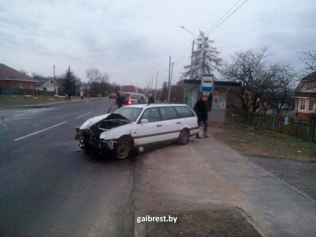 В Брестской области пьяный водитель на Volkswagen врезался в остановку