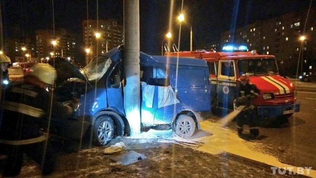 В Минске ГАЗель врезалась в столб: пострадали пять человек