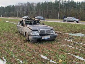 В Волковысском районе Mercedes вылетел в кювет и опрокинулся: водителя и пассажирку спасли ремни