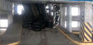 В Москве автомобиль повис между девятым и восьмым этажом паркинга