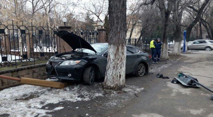 Lexus снес светофор в Алматы