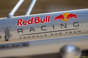 Red Bull RB13 окружают тайны