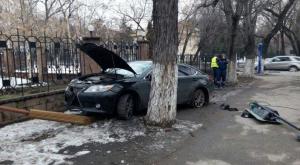 Lexus снес светофор в Алматы