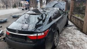 Lexus снес светофор в Алматы