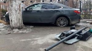 Lexus снес светофор в Алматы