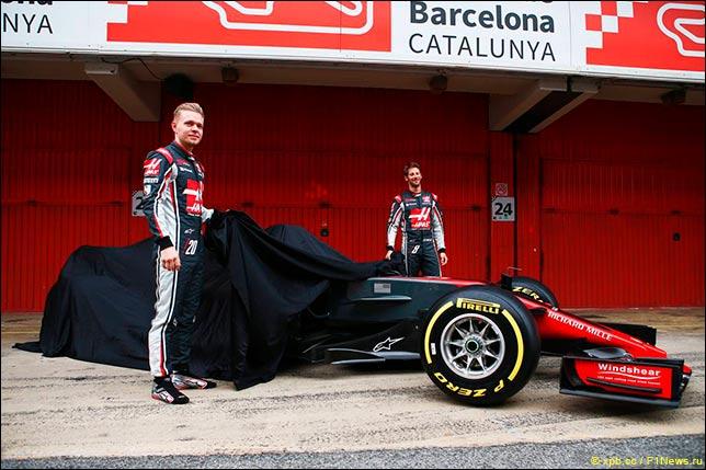 В Haas F1 провели фотосессию на пит-лейн