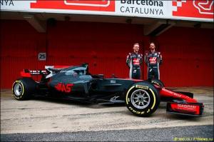 В Haas F1 провели фотосессию на пит-лейн