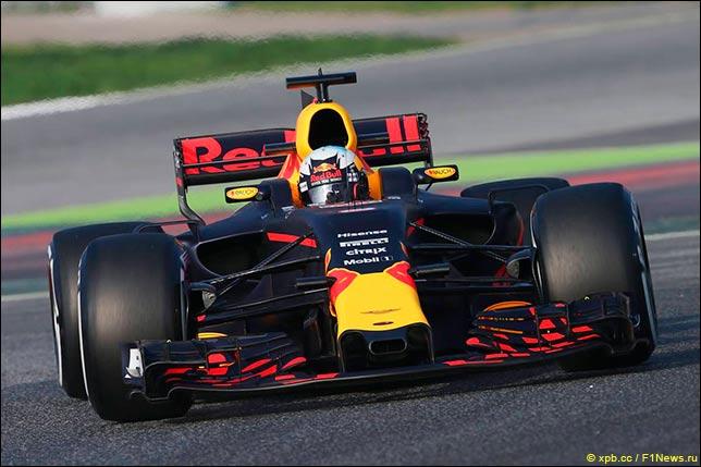 Red Bull RB13 дебютировала на трассе