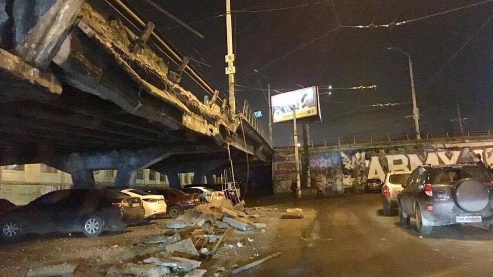 В Киеве обрушился мост