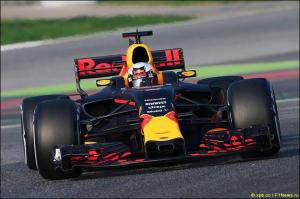 Red Bull RB13 дебютировала на трассе