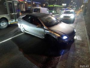 Отметил 23 февраля: в Минске сильно пьяный водитель на Opel врезался в столб
