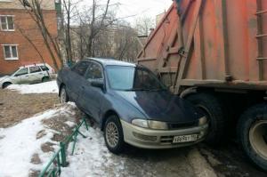 В Подмосковье мусоровоз протаранил две легковушки из-за гололеда