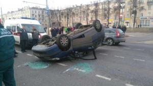 Фотофакт: в Минске Volvo протаранила и опрокинула на крышу Peugeot
