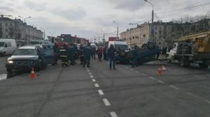 Фотофакт: в Минске Volvo протаранила и опрокинула на крышу Peugeot
