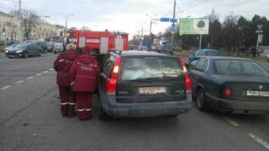 Фотофакт: в Минске Volvo протаранила и опрокинула на крышу Peugeot

