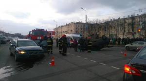 Фотофакт: в Минске Volvo протаранила и опрокинула на крышу Peugeot
