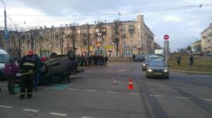 Фотофакт: в Минске Volvo протаранила и опрокинула на крышу Peugeot
