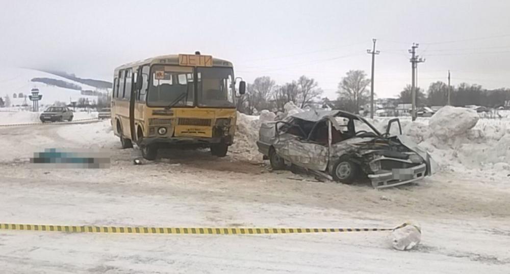 В Башкирии в результате ДТП со школьным автобусом погиб один человек