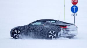 Открытый BMW i8 Spyder тестируют в суровых зимних условиях