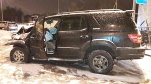 Внедорожник на полном ходу врезался в подземный переход в Алматы

