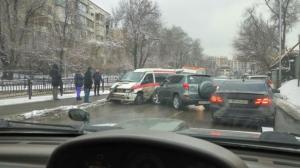 Кроссовер столкнулся с каретой скорой помощи в Алматы