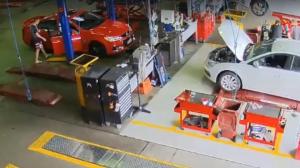 В Австралии угнали Holden. Из сервиса средь бела дня