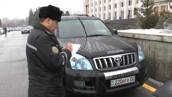 Полицейские эвакуировали авто возле акимата Алматы за неправильную парковку