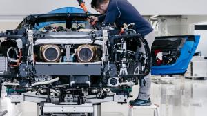 Компания Bugatti собрала первые три гиперкара Chiron