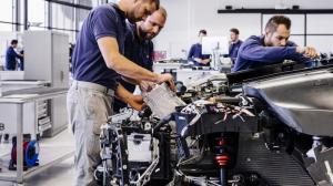 Компания Bugatti собрала первые три гиперкара Chiron