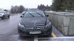 Полицейские эвакуировали авто возле акимата Алматы за неправильную парковку