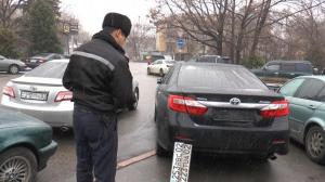 Полицейские эвакуировали авто возле акимата Алматы за неправильную парковку