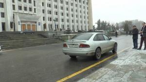 Полицейские эвакуировали авто возле акимата Алматы за неправильную парковку