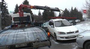 Полицейские эвакуировали авто возле акимата Алматы за неправильную парковку