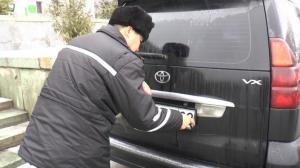 Полицейские эвакуировали авто возле акимата Алматы за неправильную парковку